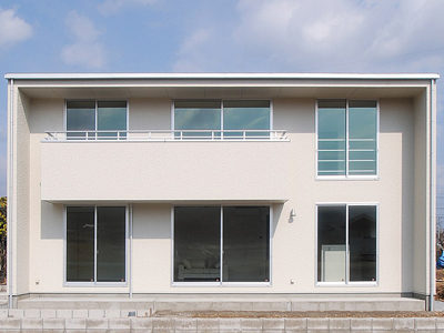 真っ白な外壁の四角い家　シンプルデザインハウス