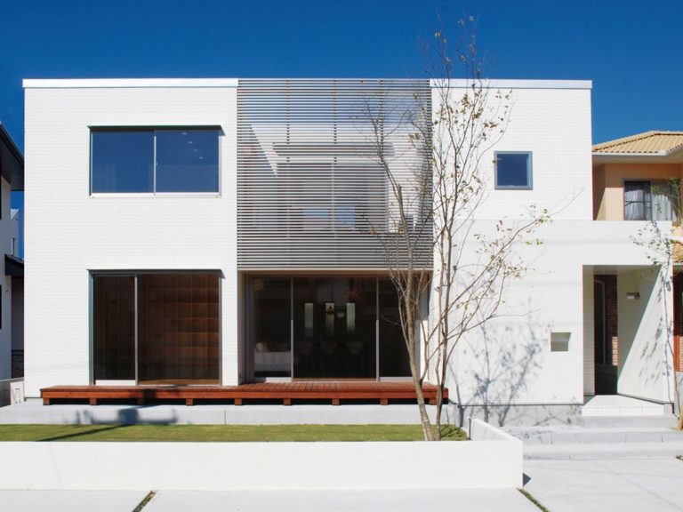 アルミ製ルーバーが際立った印象を感じさせる洗練された注文住宅 – Y'sHome | 山口県萩市の新築物件